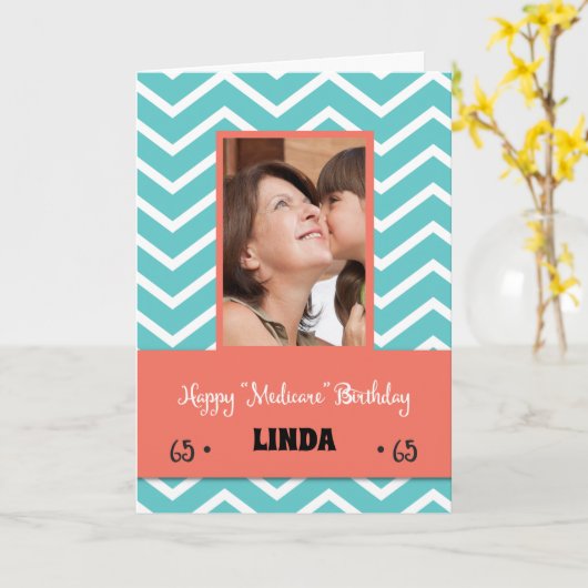 65thメディケアおもしろい誕生日カスタム写真と名前 カード (黄色い花)