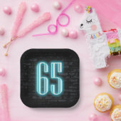 65th誕生日パーティネオンサインオンブリック ペーパープレート (パーティー)