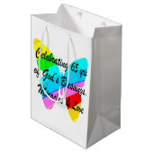 65th誕生日レインバタフライデザイン ミディアムペーパーバッグ (正面アングル)