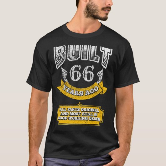 66おもしろい誕生日衣装B日ことわざ年齢66年 Tシャツ (正面)