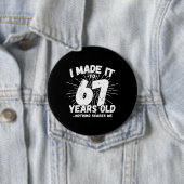 67おもしろい誕生日引用文皮肉67歳 缶バッジ (インサイチュ)