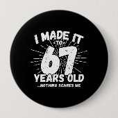 67おもしろい誕生日引用文皮肉67歳 缶バッジ (正面)