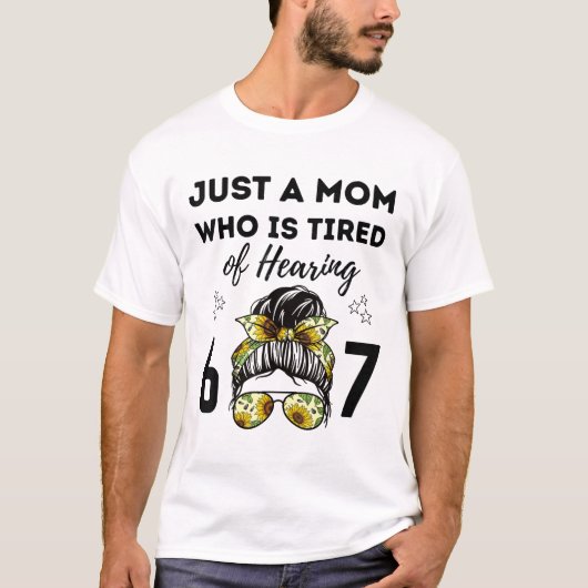 67がウザいだけの普通のお母さん Funny Meme S Tシャツ (正面)