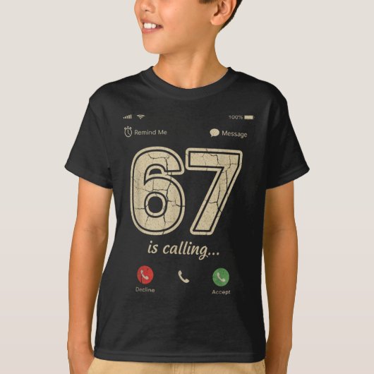 67が電話してる面白いGen+Z流行語のミームの携帯電話の画面 Tシャツ (正面)