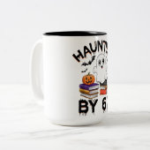 67に取り憑かれた - ハロウィン おもしろ かぼちゃ 幽霊 デザイン ツートーンマグカップ (正面左)