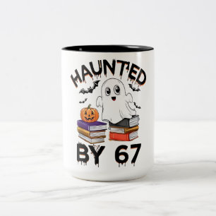 67に取り憑かれた - ハロウィン おもしろ かぼちゃ 幽霊 デザイン ツートーンマグカップ