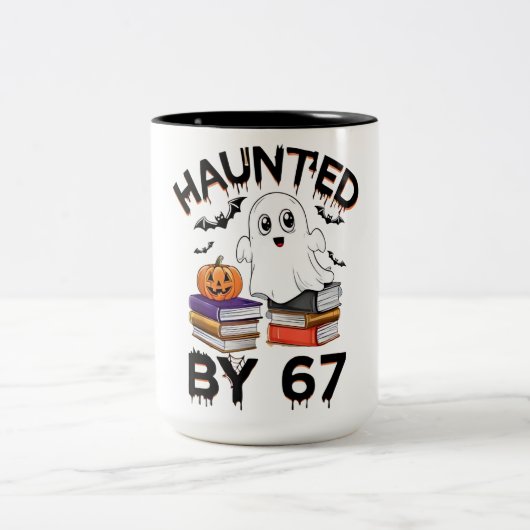 67に取り憑かれた - ハロウィン おもしろ かぼちゃ 幽霊 デザイン ツートーンマグカップ (中央)