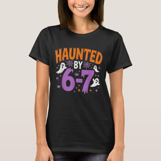 67の幽霊に悩まされる 面白いハロウィンTシャツ 6-7 ハロ Hallo Tシャツ (正面)
