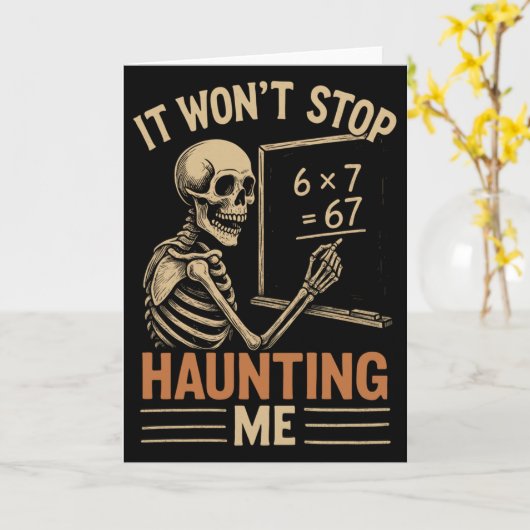 67人の骸骨の数学教師が生徒を怖がらせるハロウィン カード (黄色い花)