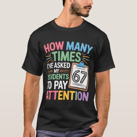 67回なんて数えてられない先生の面白いミーム 教室 学校 Tシャツ (正面)