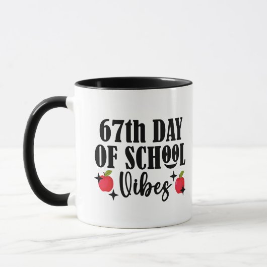 67日目の学校の雰囲気 おもしろ 6 7 六 七 メ メ マグカップ (左)