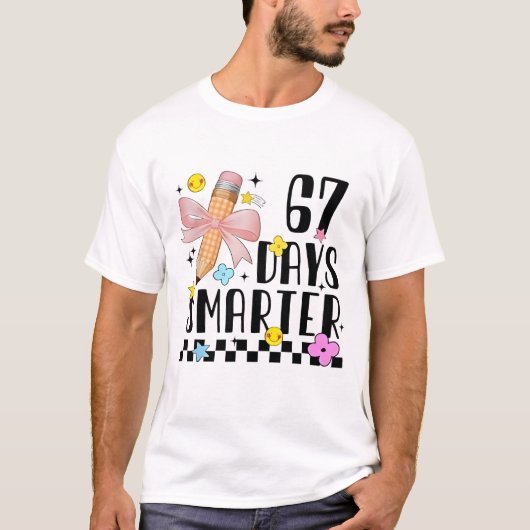 67日目の登校を祝う面白いデザイン 67日間で賢くなった生徒Tシャツ Tシャツ (正面)