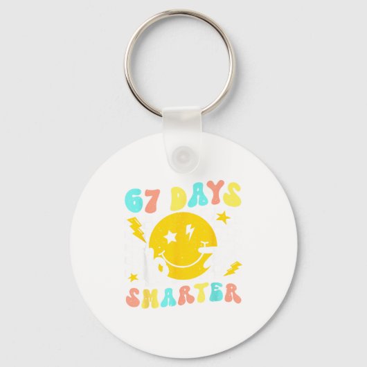 67日目の登校Tシャツ 67日目も賢くなって Teacher B キーホルダー (正面)