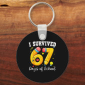 67日間の学校を乗り切った！おもしろ学校67日目お祝いTシャツ 先生 キーホルダー (正面)
