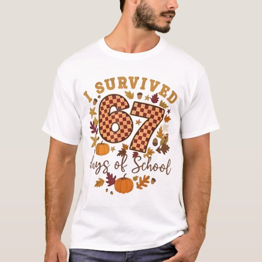 67日間の学校生活を乗り切ったおもしろい6 7の先生たちへ Tシャツ (正面)