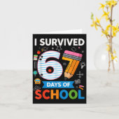 67日間の学校生活を生き抜いた！おもしろい子供教師Tシャツ カード (黄色い花)