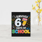 67日間の学校生活を生き抜いた！教師あるある笑えるミーム カード (黄色い花)