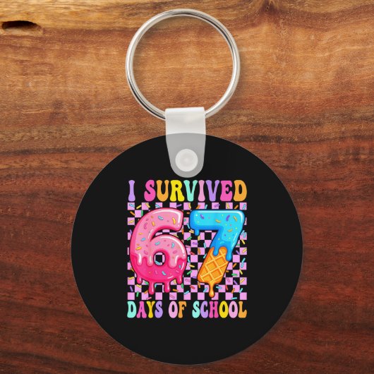 67日間の学校生活を生き抜いた 100日間の学校生活を生き抜いた教師と子供たち キーホルダー (正面)