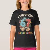 67日間学校に通ったって生き残った！おもしろい67学校の思い出 Tシャツ (正面)