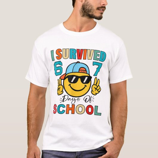 67日間学校に通ったよ おもしろい67のミーム 生徒 Tシャツ (正面)