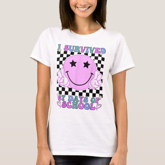 67日間学校に通ったよ 面白い67のミーム 生徒 Tシャツ (正面)