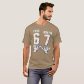 67歳の誕生日 6歳だったのに今は7歳 おもしろいデザイン Tシャツ (正面フル)