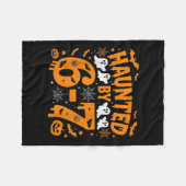 67歳幽霊のよく出る – 面白いハロウィーンの衣装6 7 6セ フリースブランケット (正面(横))