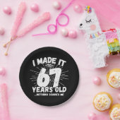 67歳皮肉ミームおもしろい67誕生日 ペーパープレート (パーティー)