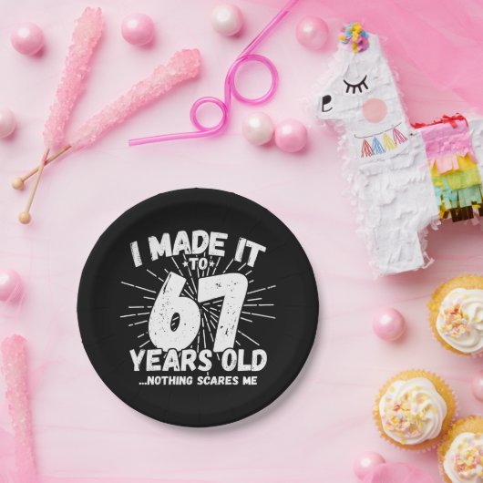 67歳皮肉ミームおもしろい67誕生日 ペーパープレート (パーティー)