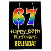 67誕生日:おもしろいはっきりした、カラフルレインボー「67」 ミディアムペーパーバッグ (裏面)