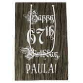 67誕生日: ファンシー, フェイク Wood Look +名前をカスタムする ミディアムペーパーバッグ (裏面)