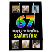 67誕生日：レインボー「67」、写真カスタムと名前 ミディアムペーパーバッグ (裏面)