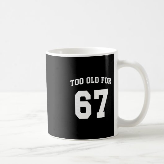 67 おもしろい ミーム 67歳の先生には老すぎる 親 コーヒーマグカップ (右)