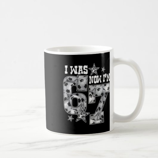 67 サッカー 6 歳 7 歳 誕生日 6 歳だったのに コーヒーマグカップ (右)
