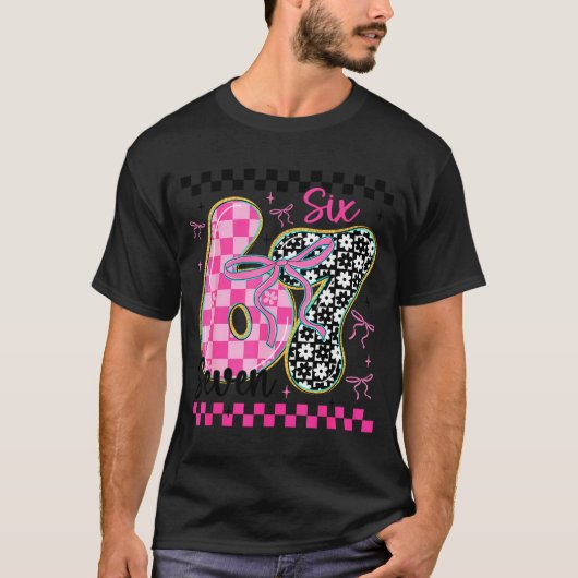 67 ハートだらけの面白いミーム Six Seven バレンタイン Tシャツ (正面)