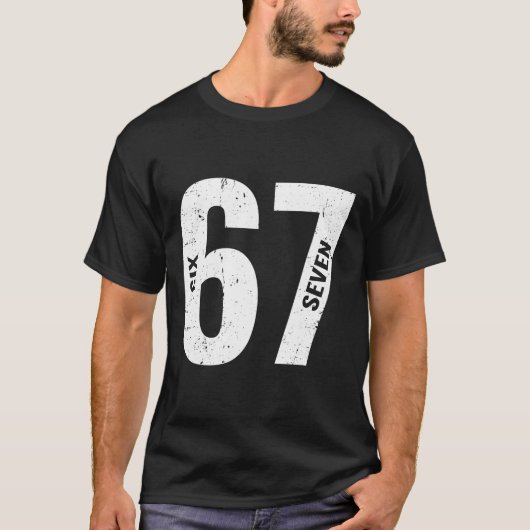 67 ファニー ミーム シックス セブン レトロ Tシャツ (正面)