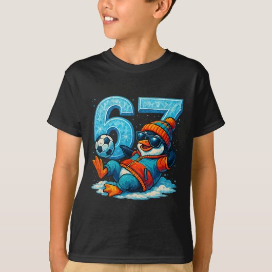 67 ペンギン サッカー おもしろ 冬のプレゼント メモ Tシャツ (正面)