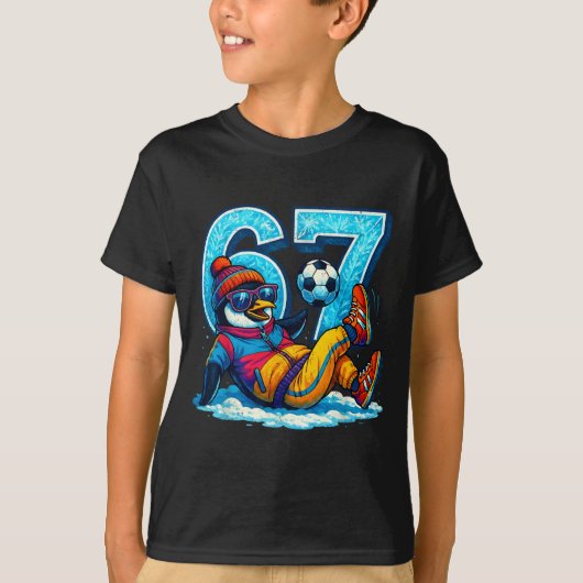 67 ペンギン サッカー おもしろ 冬 プレゼント ギフト Tシャツ (正面)
