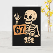 67 ミーム ユーモア 6-7 面白いスケルトン 六 七 ハロウィン カード (黄色い花)