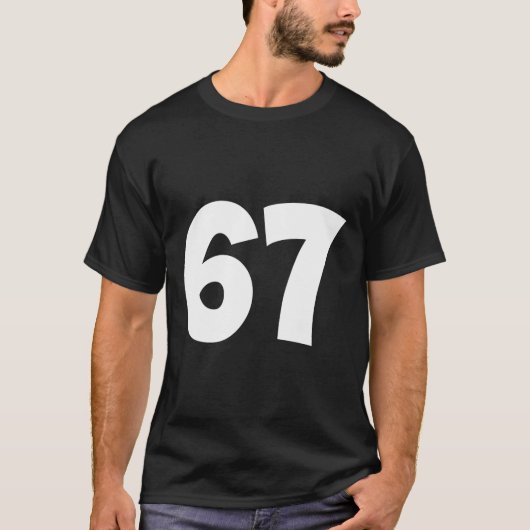 67 数字 シックスティセブン おもしろ ミーム 学校 少年 少女 メンズ Tシャツ (正面)