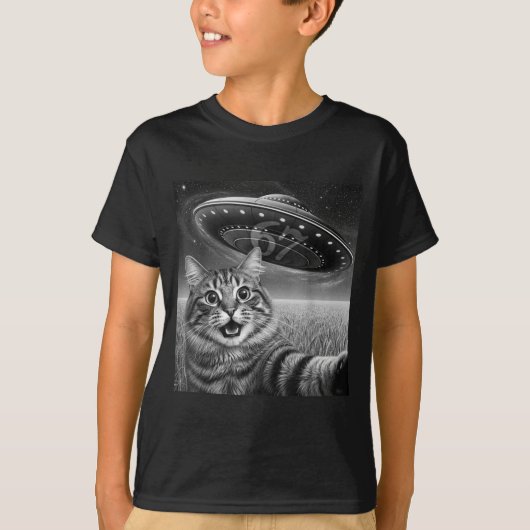 67 猫 エイリアンUFOとセルフィー 面白い猫 67 Tシャツ (正面)