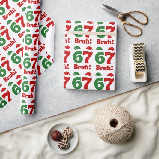 67 Bruh 笑えるクリスマス 赤と緑のサンタ帽子 ラッピングペーパー (クラフト)