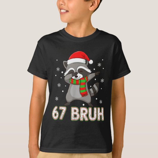 67 Bruh Six Seven Meme Raccoon Christmas Kids Boys Tシャツ (正面)