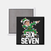 67 Christmas Six Seven 6 7 Meme Funny Dabbing Elf マグネット (正面/裏面)