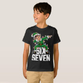 67 Christmas Six Seven 6 7 Meme Funny Dabbing Elf  Tシャツ (正面フル)
