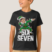 67 Christmas Six Seven 6 7 Meme Funny Dabbing Elf  Tシャツ (正面)