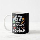 67 Days Of School That Rocked  コーヒーマグカップ (左)
