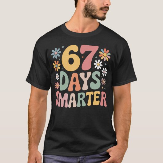 67 Days Smarter 67 Boy Girls Six Seven 6 7 Teacher Tシャツ (正面)