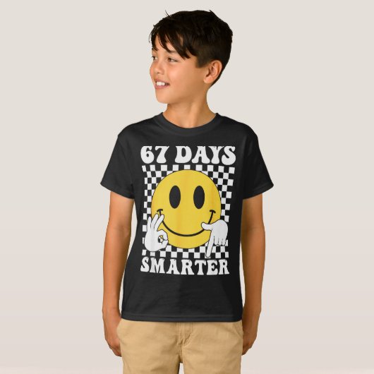 67 Days Smarter Funny Six Seven 6 7 Gen Alpha Slan Tシャツ (正面フル)