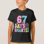 67 Days Smarter Rainbow Back To School Teacher Kid Tシャツ (正面)
